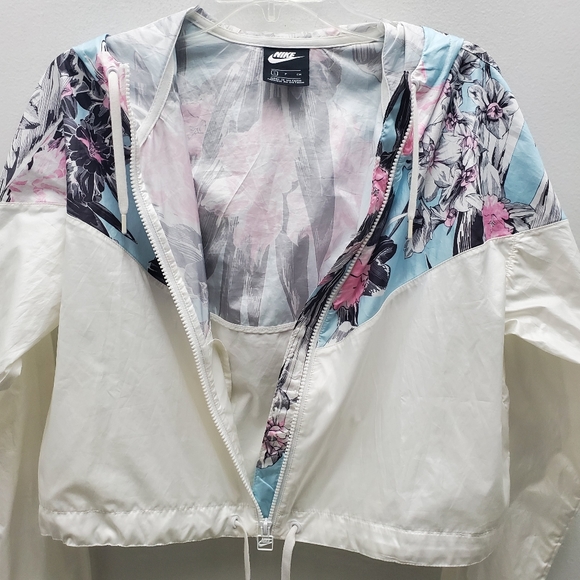 Nike Windrunner Cropped Hooded Jacket White Floral Colorblocked Like NEW - Picture 4 of 15